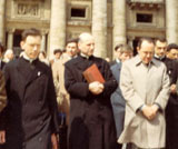 Remise du Liber accusationis I par l'abbé de Nantes à Rome en 1973.