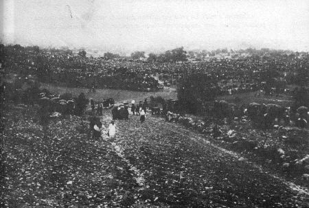 OCTOBER 13, 1917. BEFORE THE APPARITION. As seen from above the Cova da Iria during the morning. « I arrived at noon. The rain which had been falling since the morning, fine and persistent, propelled by a fierce wind, continued to fall... » (Dr. Almeida Garret).